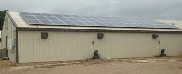 Figura 3. Installazione di sistemi elettrici solari (fotovoltaico) negli allevamenti di suini Fonte: Acevedo, R. University of Minnesota.
