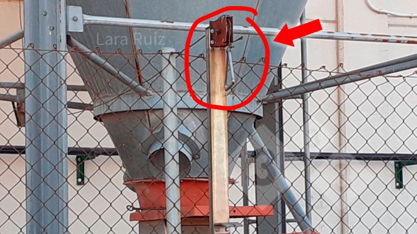 Foto 2. La recinzione di biosicurezza deve consentire l&#39;apertura e la chiusura dei silos per l mangimi&nbsp;dall&#39;esterno. Foto per gentile concessione di Lara Ruiz.
