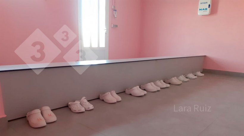 Foto 3. &Egrave; importante che quest&#39;area sia ampia, perch&eacute; nei grandi allevamenti&nbsp;possono entrare pi&ugrave; di 10 persone contemporaneamente. Le misure ideali per questa panca sono 60 cm di larghezza * 40 cm di altezza. Dopo la panchina, lo staff indossa le ciabatte infradito che verranno utilizzate negli spogliatoi. Foto per gentile concessione di Lara Ruiz.
