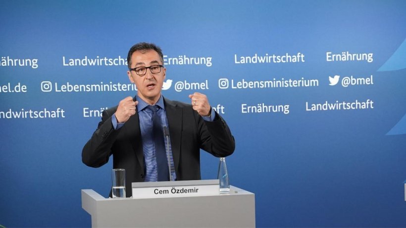 El Ministro Federal Özdemir presenta los puntos clave para el etiquetado estatal obligatorio de cría de animales. Fuente: BMEL.