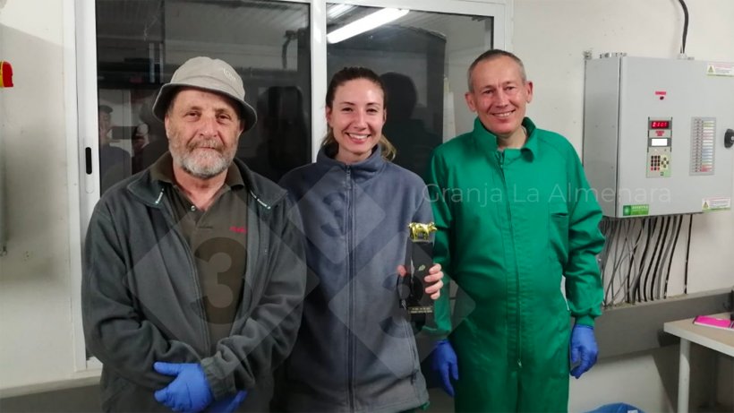 Foto 1: Da sinistra a destra: Emilio Magall&oacute;n, Sara Beitia e Roberto Bautista con il trofeo &ldquo;MAPA Special Award&rdquo;.
