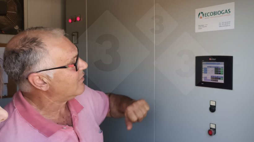 Il proprietario dell&#39;allevamento, Josep Maria Capdevila, controlla i parametri all&#39;interno del digestore.
