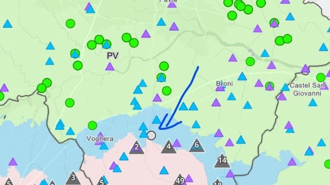 L'immagine tratta dal Bollettino Epidemiologico Nazionale, indica con la freccia il focolaio nei suini domestici. I triangoli viola rappresentano cinghiali ritrovati e testati attraverso segnalazione, i triangoli blu scuro cinghiali trovati attraverso ricerca attiva, i triangoli blu chiaro cinghiali ritrovati incidentati; i circoli verdi rappresentano allevamenti da riproduzione presenti nell'area.