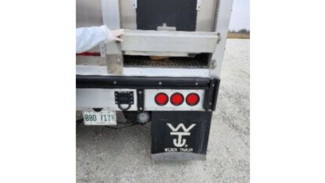 Sportello posteriore. Un'area indicativa della pulizia generale del camion.