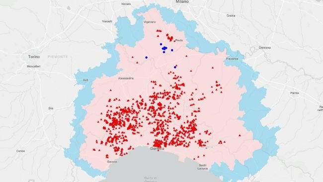 Le aree blu corrispondono alla Zona di Restrizioni I, in rosa le Zone di Restrizioni II. Segnalato i rosso i casi di positività: come triangolo i casi nel domestico, sfera i casi nei cinghiali.