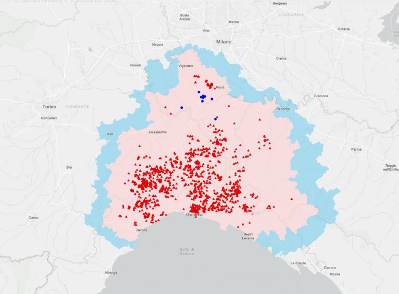 Le aree blu corrispondono&nbsp;alla Zona di Restrizioni I, in rosa le Zone di Restrizioni II. Segnalato i rosso i casi di positivit&agrave;: come triangolo i casi nel domestico, sfera i casi nei cinghiali.
