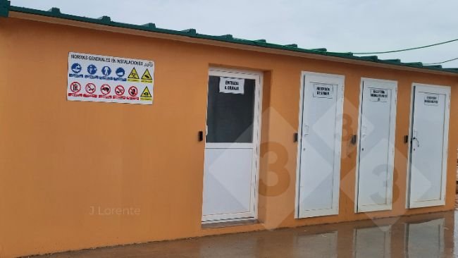 Figura 4. Area reception con separazione delle aree. Porte: ingresso dell'allevamento, ricevimento del seme, ricevimento dei medicinali che necessitano di refrigerazione e ricevimento dei medicinali.