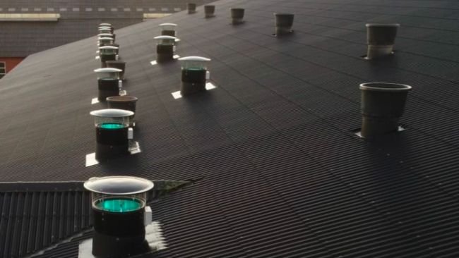 Figura 2. Ingresso di ventilazione (luce blu) con tubi UV-C