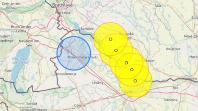 Ubicazione dei 5 focolai segnalati in precedenza (4 in Slovacchia e 1 in Ungheria), con le zone soggette a restrizioni (in giallo) e l'ultimo focolaio segnalato dall'Ungheria (in blu). Fonte: Ministero dell'agricoltura, della pesca e dell'alimentazione (MAPA).
