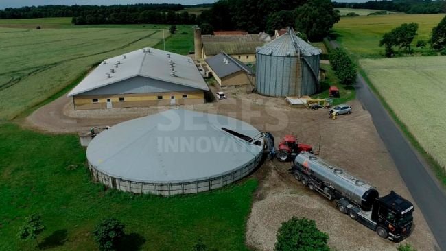 L'acidificazione a basso dosaggio per ridurre le emissioni di metano negli impianti di stoccaggio dovrebbe essere effettuata nella tarda primavera. Attualmente si effettua aggiungendo acido solforico (96%) durante una miscelazione intensa. Foto: Søs Lindeborg Pedersen, SEGES Innovazione.