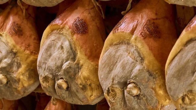 Verifica delle qualità delle carcasse e dei prosciutti stagionati.