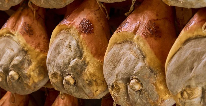 Verifica delle qualità delle carcasse e dei prosciutti stagionati.