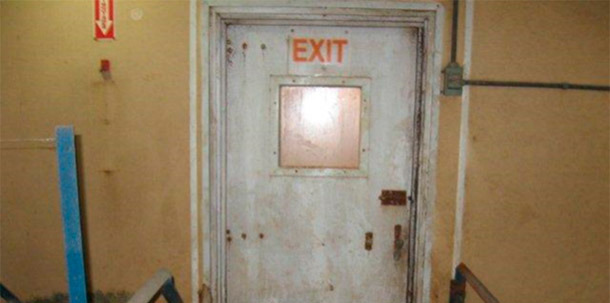 Porta senza protezione che comunica l\interno con l\esterno dell\allevamento