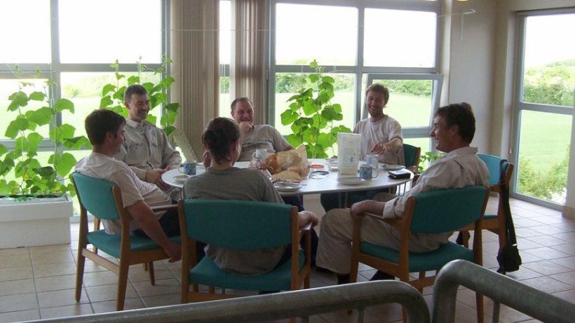 Riunione giornaliera all&#39;ora di pranzo per parlare di quello che &egrave; successo oggi in allevamento.
