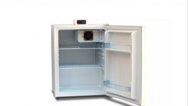 Figura 1: Unità di stoccaggio con display esterno e mensole aperte per una buona circolazione d'aria.