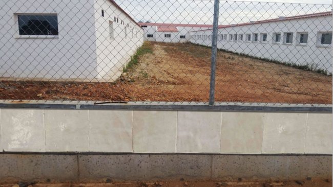 Foto 1:Esempio di recinzione costruita con piastrelle lisce per impedire l&#39;accesso ai roditori.
