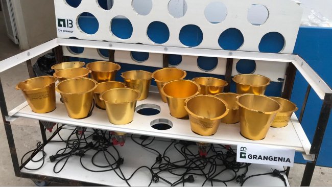 Foto 1: Carrello progettato per l'asciugatura e lo stoccaggio delle lampade di calore delle sale parto (foto cortesia di Grangenia)