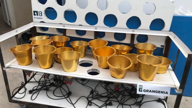 Foto 1: Carrello progettato per l'asciugatura e lo stoccaggio delle lampade di calore delle sale parto (foto cortesia di Grangenia)