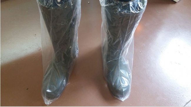 Foto 1. Gli stivali di plastica aiutano a prevenire la contaminazione incrociata attraverso le scarpe