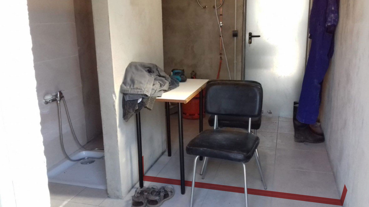 Segregazione delle zone con una linea rossa in un allevamento dingrasso