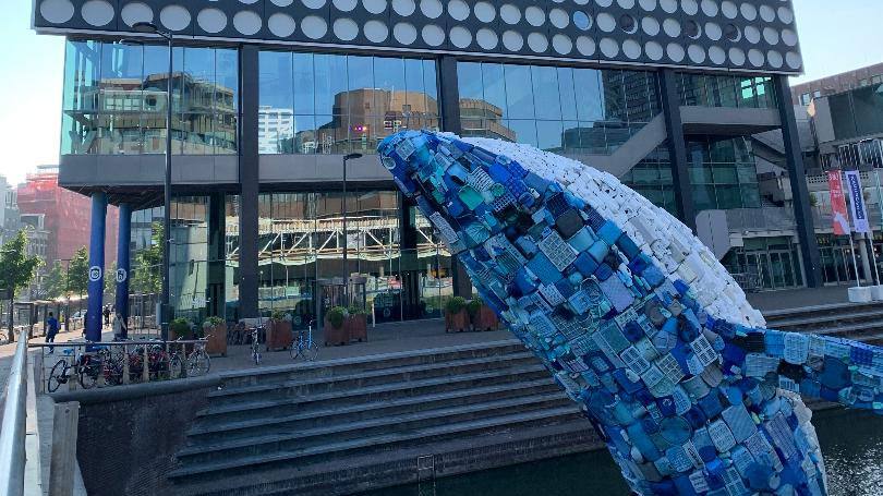 &quot;La balena&quot; &egrave; un&#39;installazione realizzata con 5 tonnellate di rifiuti di plastica raccolti sulle spiagge delle Hawaii che si possono vedere di fronte al Tivoli Vredenburg, a Utrech.
