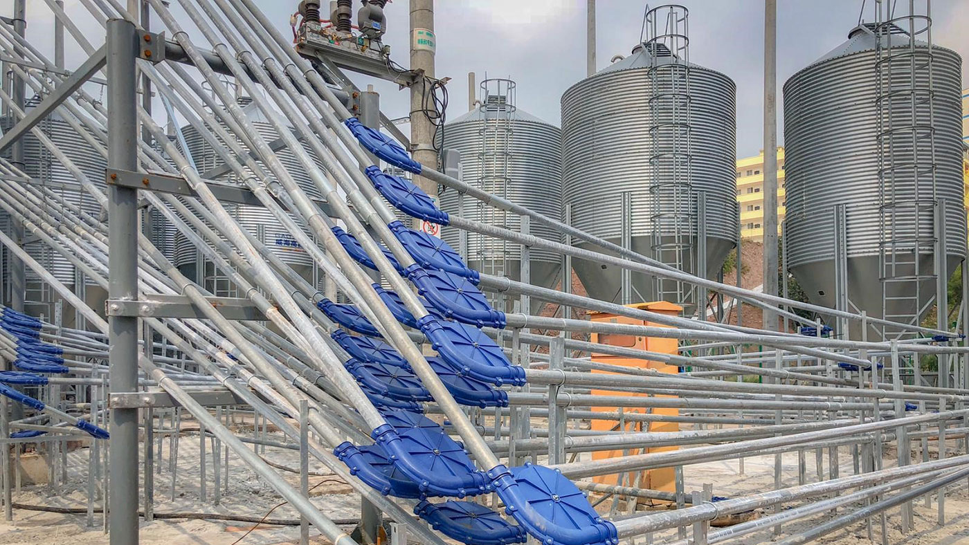 Sistema a catena multipla per la distribuzione dei mangimi e lelevazione su diversi piani