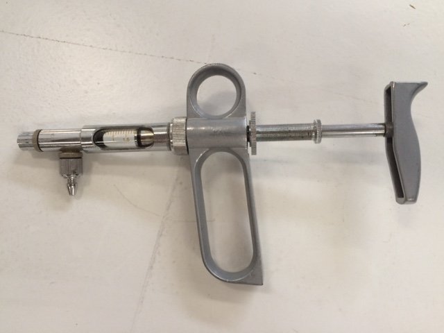Siringa per vaccini in metallo da 2ml con tubo ed aghi (3) Siringa per vaccini in metallo da 2ml con tubo ed aghi (3)